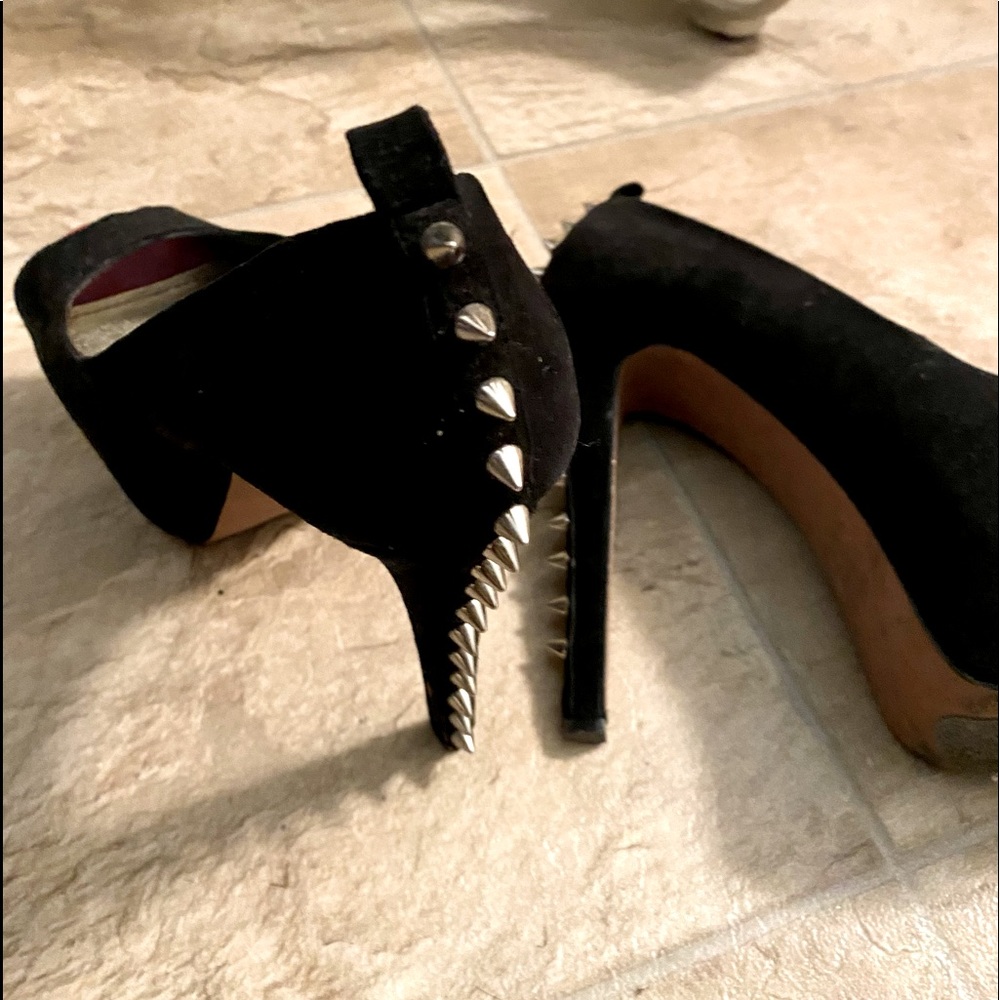 Spiked back platform heels with fuchsia toe